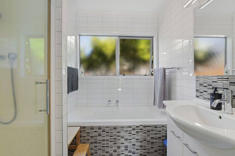 Photo of property in 9 Gillan Place, Bayview, Auckland, 0629