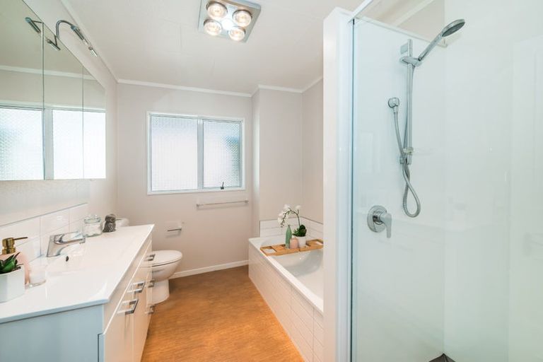 Photo of property in 33 Rewarewa Crescent, Waikanae, 5036