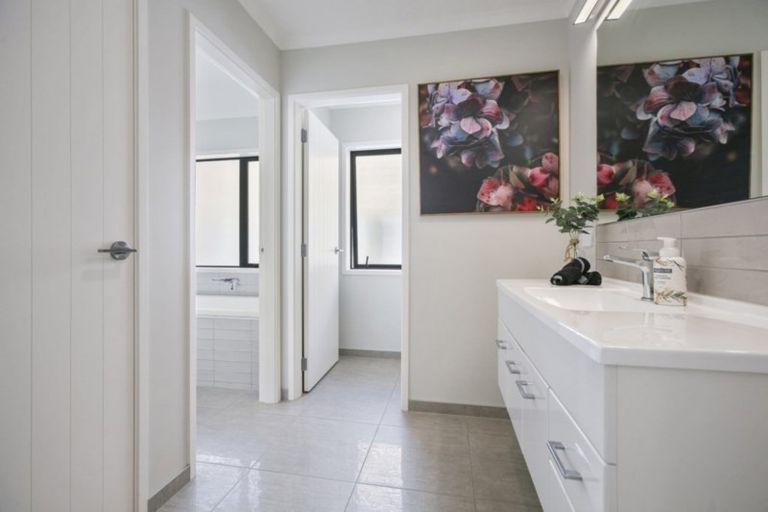 Photo of property in 2 Oakmont Crescent, Waiwhakaiho, New Plymouth, 4312