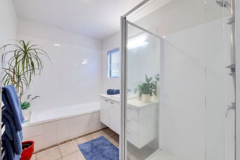 Photo of property in 2/8 Carrigans Close, Pinehill, Auckland, 0632