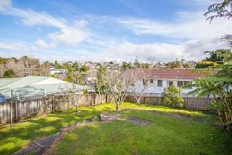 Photo of property in 9 Heather Place, Sunnynook, Auckland, 0620