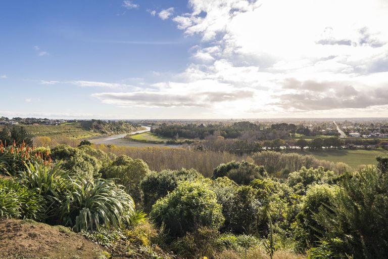 Photo of property in 38 Titirangi Drive, Fitzherbert, Palmerston North, 4471