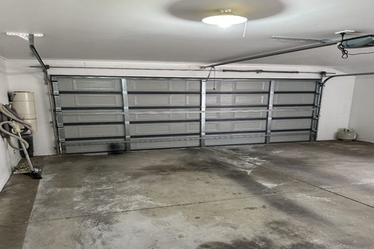 Photo of property in 5 Attymon Lane, East Tamaki, Auckland, 2016