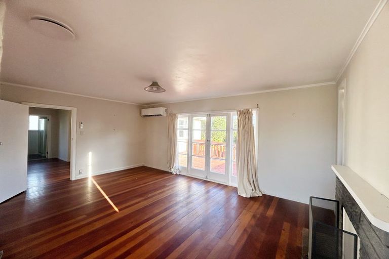 Photo of property in 15 Albert Road, Kelston, Auckland, 0602