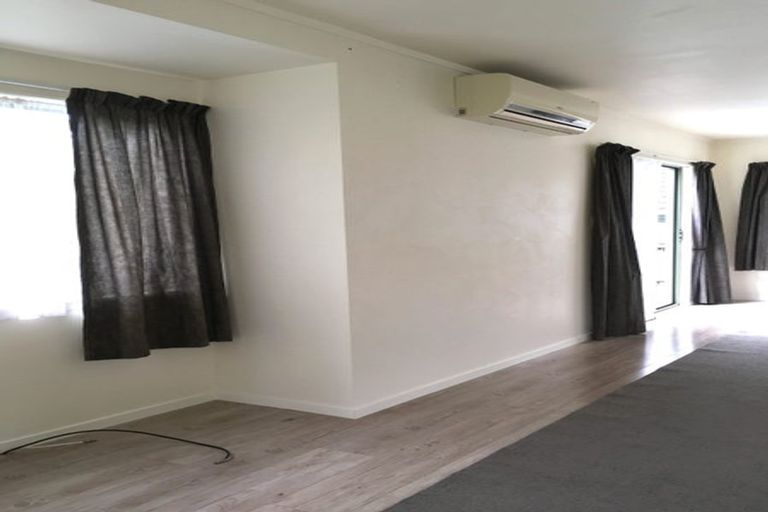 Photo of property in 30 Loughanure Place, Massey, Auckland, 0614