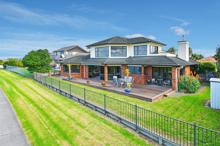 Photo of property in 16 Crannich Place, Wattle Downs, Auckland, 2103