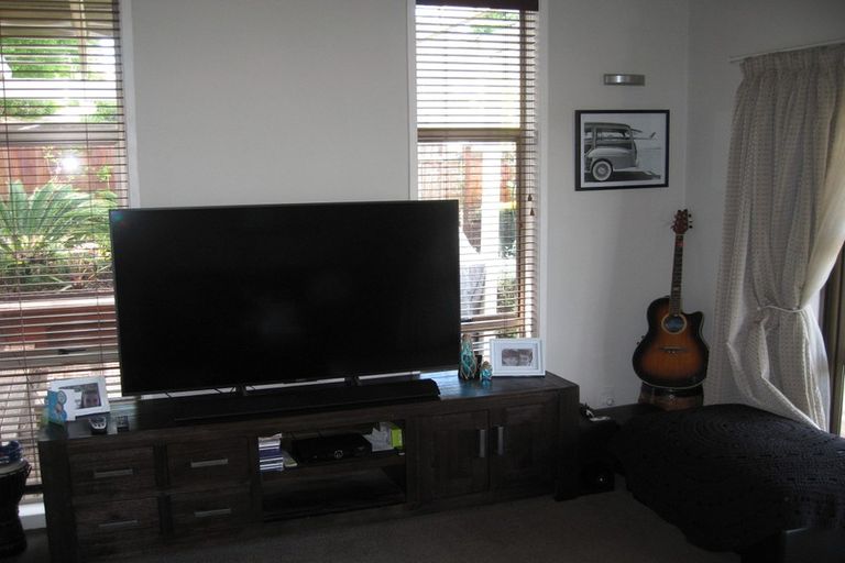 Photo of property in 224 Glamorgan Drive, Northcross, Auckland, 0630