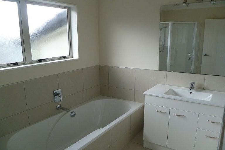 Photo of property in 24 Fairchild Avenue, Goodwood Heights, Auckland, 2105