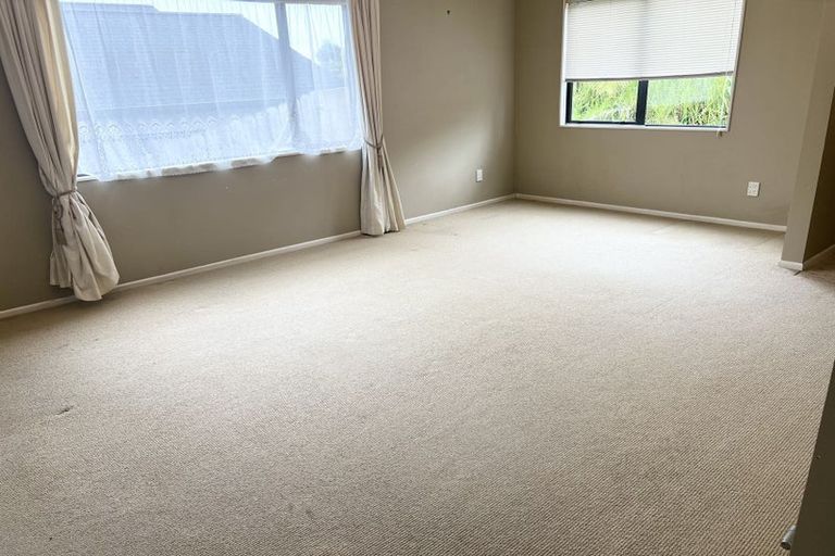 Photo of property in 18 Maidstone Place, Oteha, Auckland, 0632