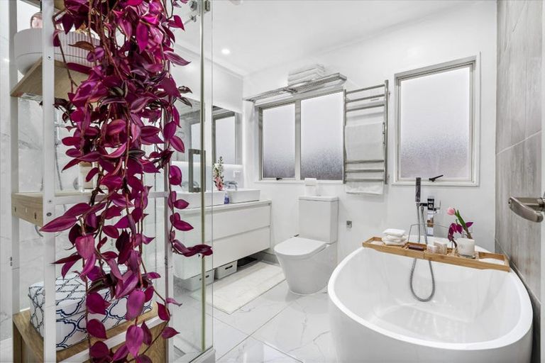 Photo of property in 70 Harmel Road, Glendene, Auckland, 0602