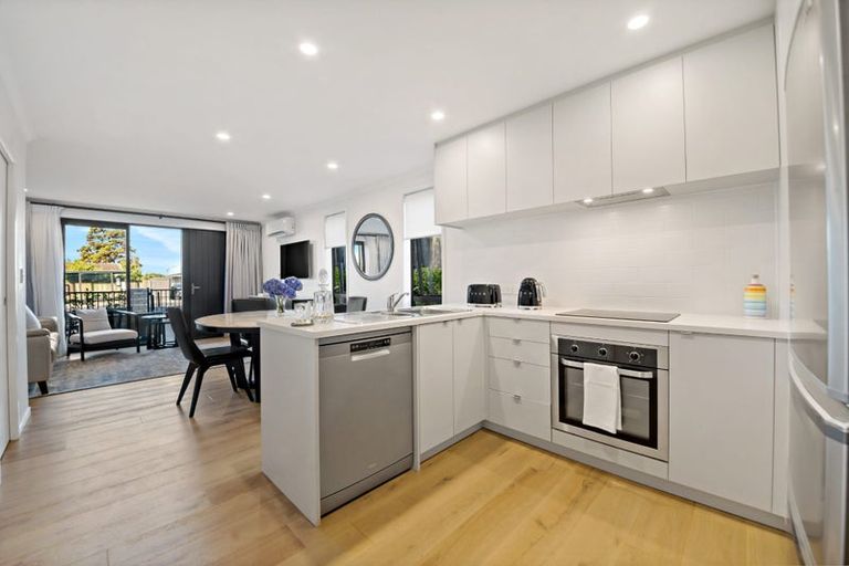 Photo of property in 8 Patariki Way, Beach Haven, Auckland, 0626