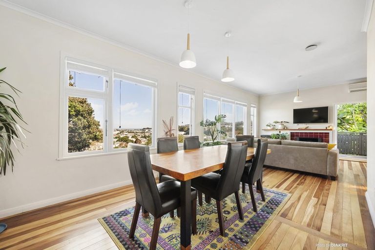 Photo of property in 123 Tauhinu Road, Miramar, Wellington, 6022