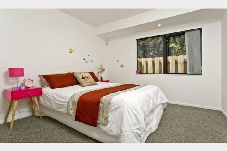 Photo of property in 24 Chedworth Drive, Glenfield, Auckland, 0629