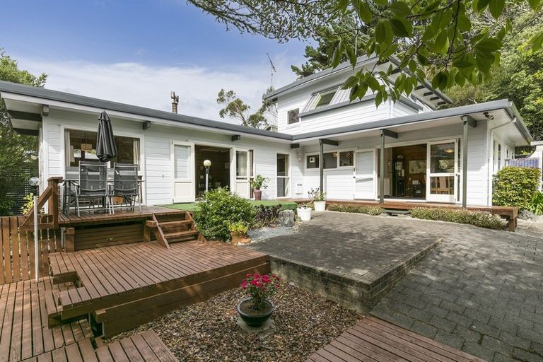 Photo of property in 9 Goddard Grove, Churton Park, Wellington, 6037