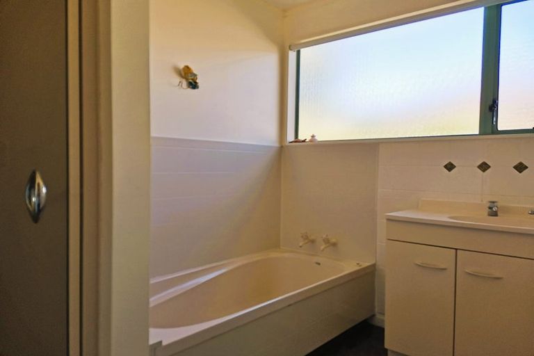 Photo of property in 11 Bermuda Place, One Tree Point, 0118