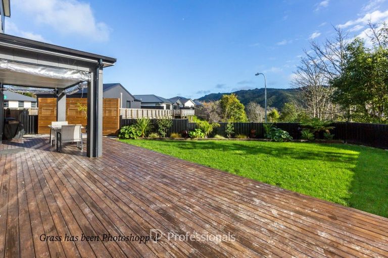 Photo of property in 22 Rewarewa Way, Timberlea, Upper Hutt, 5018