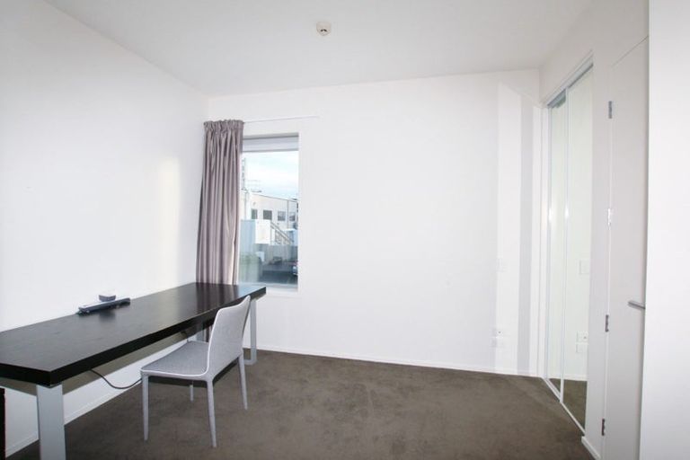 Photo of property in 6/585g Beach Road, Rothesay Bay, Auckland, 0630