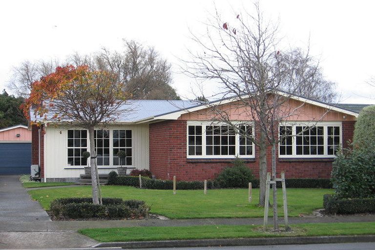 Photo of property in 6 Athlone Place, Hokowhitu, Palmerston North, 4410