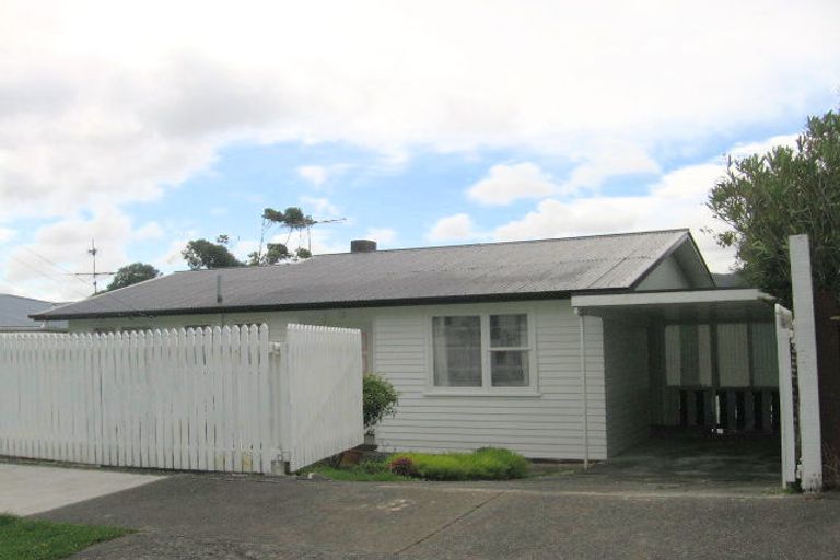 Photo of property in 74 Davidson Crescent, Tawa, Wellington, 5028