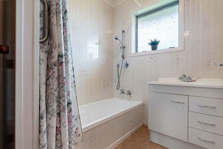 Photo of property in 2/13 Kowhai Avenue, Mangere Bridge, Auckland, 2022