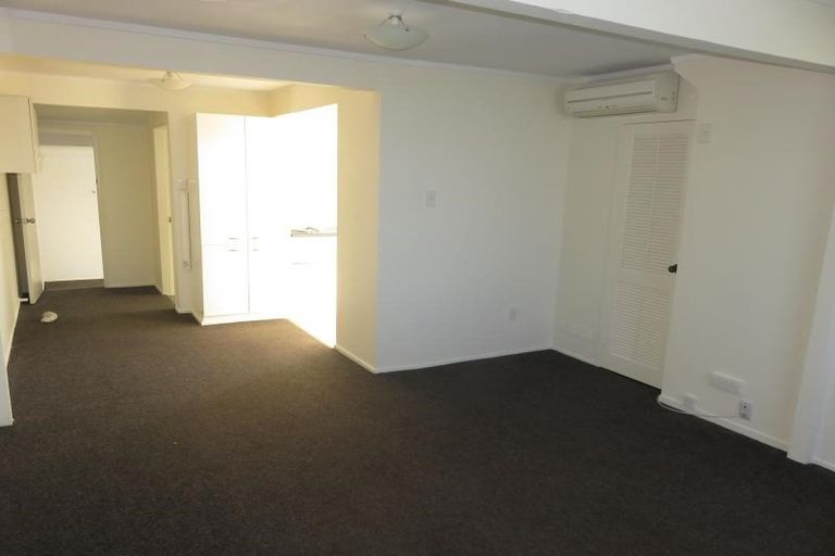 Photo of property in 5b Sunhaven Drive, Newlands, Wellington, 6037
