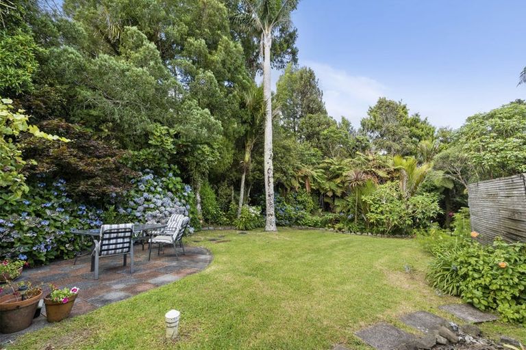 Photo of property in 44 Turanga Road, Henderson Valley, Auckland, 0612