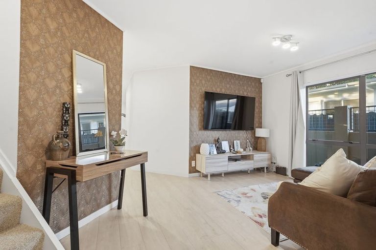 Photo of property in 1/6 Eastern Beach Road, Eastern Beach, Auckland, 2012
