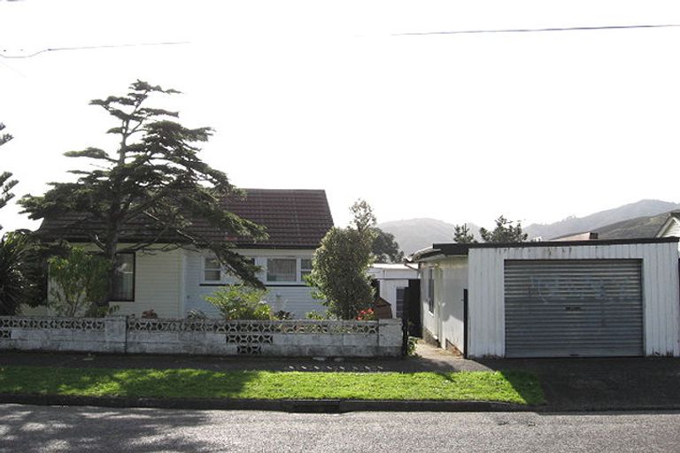 Photo of property in 4 Ingram Street, Naenae, Lower Hutt, 5011