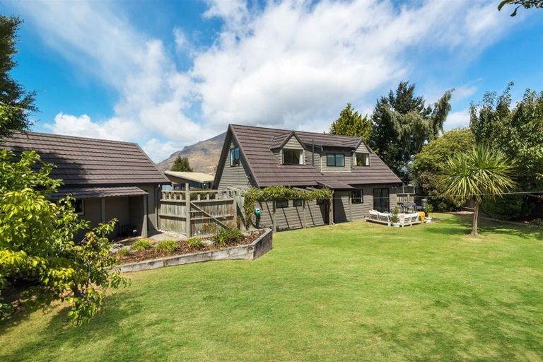 Photo of property in 9 Larch Court, Kelvin Heights, Queenstown, 9300