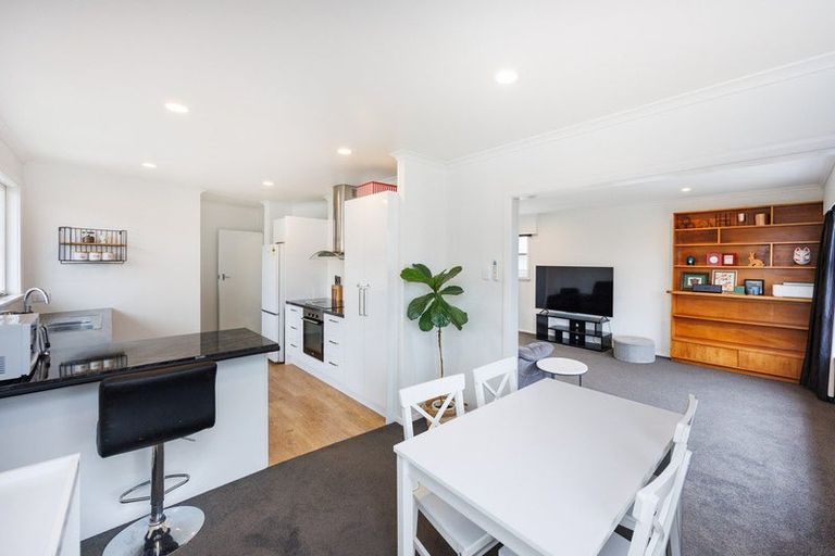 Photo of property in 6 Esk Street, Roslyn, Palmerston North, 4414