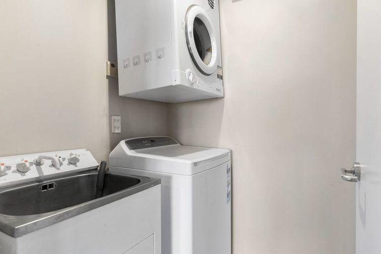 Photo of property in 2/93a Kelburn Parade, Kelburn, Wellington, 6012