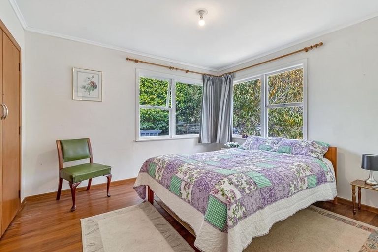 Photo of property in 49 Totaravale Drive, Totara Vale, Auckland, 0629