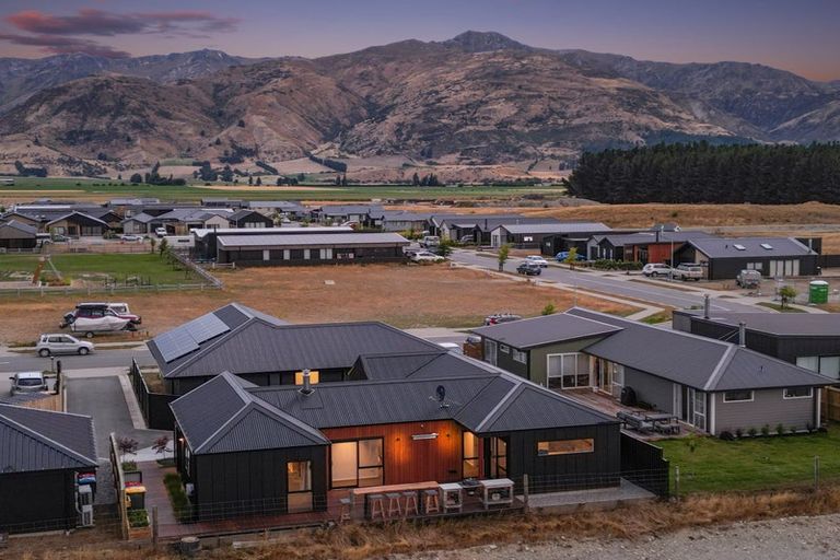 Photo of property in 175 Burdon Loop, Lake Hawea, 9382