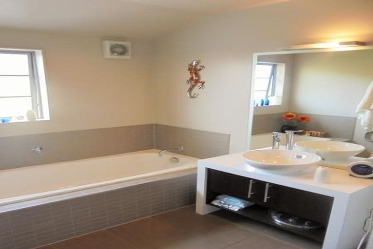 Photo of property in 2/31 The Avenue, Albany, Auckland, 0632