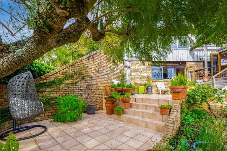 Photo of property in 28 The Crescent, Tindalls Beach, Whangaparaoa, 0930