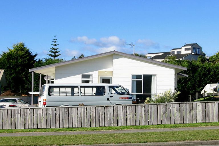 Photo of property in 102 Queens Road, Waikanae Beach, Waikanae, 5036