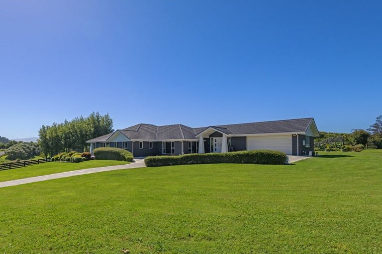 Photo of property in 2 Tutakarae Road, Kelvin Grove, Palmerston North, 4470