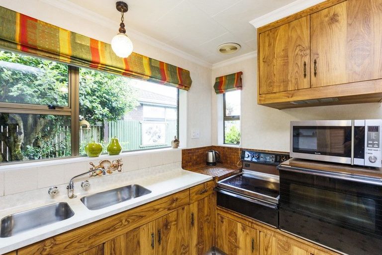 Photo of property in 2 Huhana Court, Hokowhitu, Palmerston North, 4410