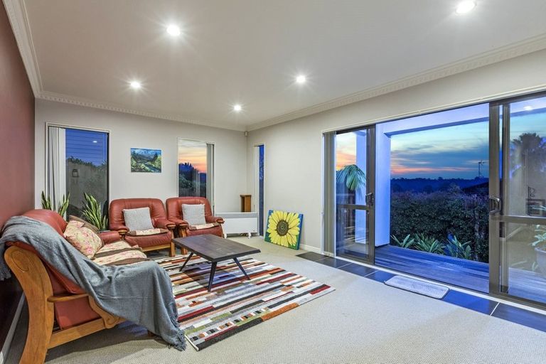 Photo of property in 10 Oak View Terrace, Schnapper Rock, Auckland, 0632