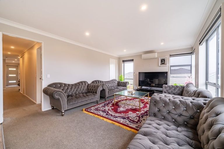 Photo of property in 31 Percy Kinsman Crescent, Riverstone Terraces, Upper Hutt, 5018