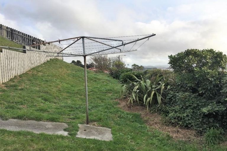 Photo of property in 7a Chetwode Grove, Newlands, Wellington, 6037