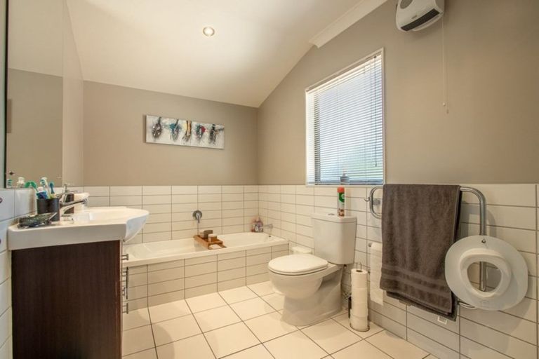 Photo of property in 17 Bluewater Place, Paraparaumu, 5032