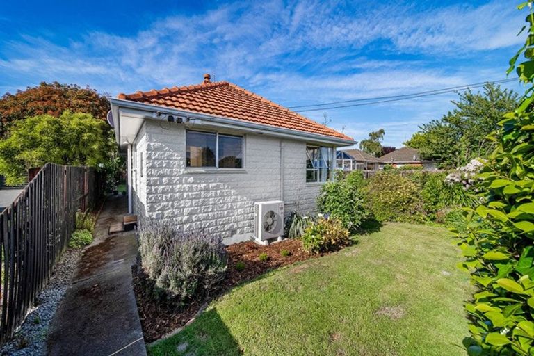 Photo of property in 64 Farquhars Road, Redwood, Christchurch, 8051