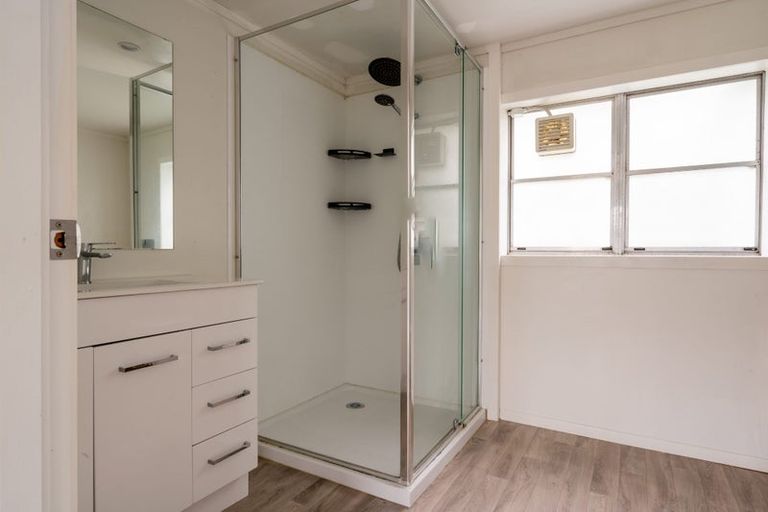 Photo of property in 1 Wakeling Avenue, Te Atatu South, Auckland, 0610