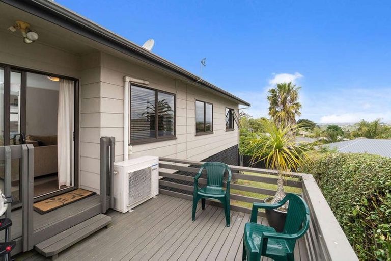 Photo of property in 2/87 Hobsonville Road, West Harbour, Auckland, 0618