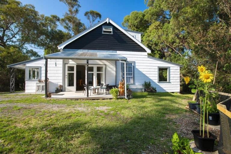Photo of property in 64 Lyell Road, Outer Kaiti, Gisborne, 4010
