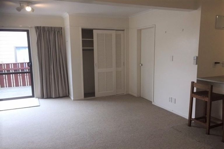 Photo of property in 87 Victory Crescent, Tawa, Wellington, 5028