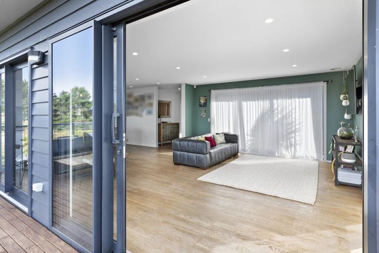 Photo of property in 16 Piper Way, Newlands, Wellington, 6037