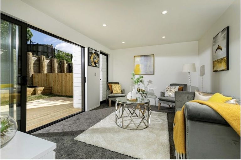 Photo of property in 17 Korokio Lane, Henderson, Auckland, 0612