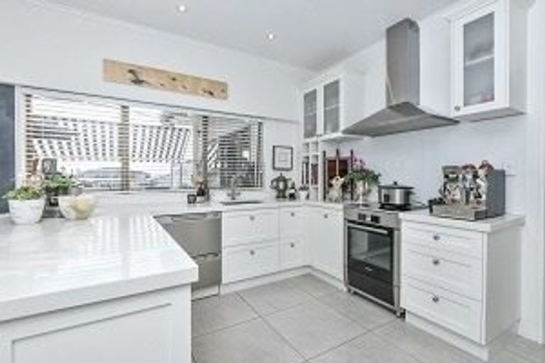Photo of property in 6 Bungalore Place, Half Moon Bay, Auckland, 2012
